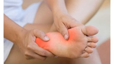 तळपायांची सतत आग होते का ? जाणून घ्या कारणे आणि उपाय