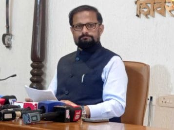 उबाठाने एक पाण्याची बाटली तरी पाठवली का? देश संकट असताना ठाकरे परिवार युरोपात सुट्ट्या एन्जॉय करतोय, नरेश म्हस्केंची टिका