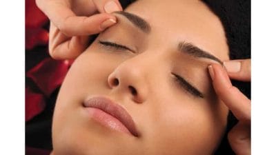 दररोज रात्री झोपण्यापूर्वी भुवयांची मालिश करा, तुम्हाला मिळतील ‘हे’ फायदे