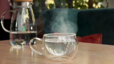 पावसाळ्यात का प्यावे कोमट पाणी? जाणून घ्या ५ आश्चर्यकारक फायदे