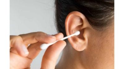 इअरबड्सने कान स्वच्छ करण्याची सवय महागात पडू शकते, जाणून घ्या परिणाम…