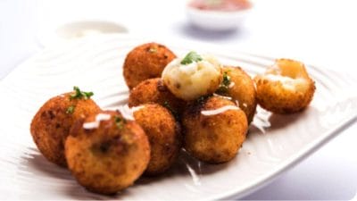 नाश्त्यासाठी बनवा रवा बॉल्स, पाहा चटपटीत रेसिपी