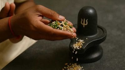 शिवामूठ म्हणजे काय? श्रावणात महादेवांना शिवामूठ का वाहिली जाते? जाणून घ्या….