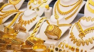 सराफा बाजारात सोने आणि चांदीचे दर घटले; दागिने खरेदीसाठी ग्राहकांची गर्दी !