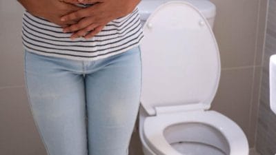 शौचालयात जास्त वेळ बसणे टाळा, होऊ शकतात अनेक आजार