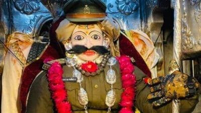 भारतातील या मंदिरात देवाला पोलिसांची वर्दी घातली जाते, असं काय करतात? जाणून घ्या