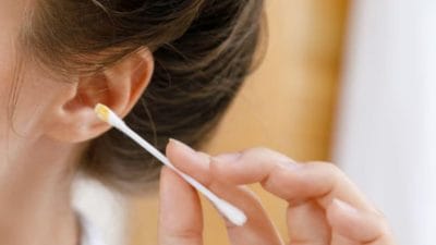 कानात फारच मळ साचले, स्वच्छ करता येत नाहीय? करा ‘हे’ घरगुती उपाय