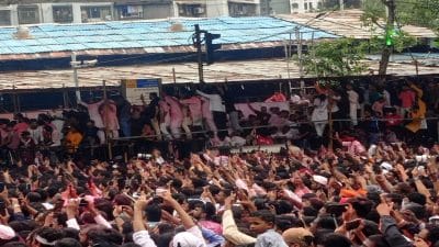 ‘लालबागचा राजा’ची एक झलक पाहण्यासाठी गणेश भक्ताची तुडूंब गर्दी, बाप्पाला निरोप देण्यासाठी लोटला जनसागर