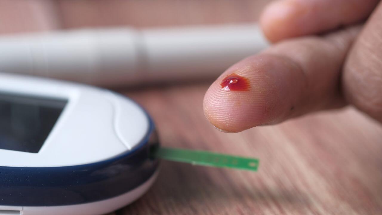 डायबिटीस एका रात्रीतून होत नाही, शरीर देतं आधी 8 लक्षणं; एकही लक्षण दिसत असेल तर दुर्लक्ष नको