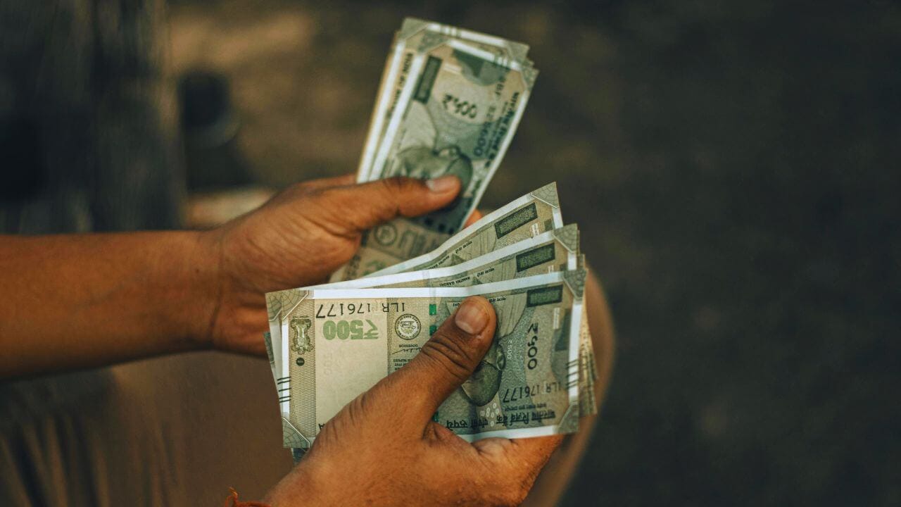 Diwali 2025 : दिवाळी बोनसचा योग्य उपयोग कसा कराल? किती शॉपिंग कराल आणि किती गुंतवणूक?