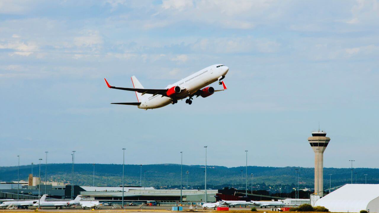 Navi Mumbai International Airport : नाताळच्या दिवशी नवी मुंबई विमानतळावर पहिलं विमान करणार लँड, फ्लाइटची वेळ आणि रूट जाणून घ्या