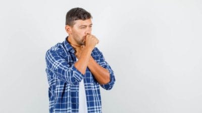 हिवाळा सुरु होताच घशात कफ साचण्याची समस्या त्रास देतेय? ‘हे’ आयुर्वेदिक उपाय लगेच देतील आराम