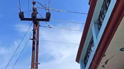 Vastu Tips : घरासमोर विजेचा खांब असणे शुभ की अशुभ? वास्तुशास्त्र काय सांगते