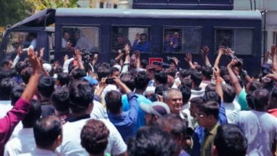 Crime News: गुजरातमध्ये 500 लोकांच्या जमावाचा थेट पोलिसांवर हल्ला; पुढे भयंकर घडलं….