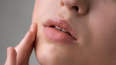 हिवाळ्यात ओठ फुटलेत, फारच काळे पडलेत? मऊ आणि गुलाबी बनवण्यासाठी करा ‘हे’ घरगुती उपाय