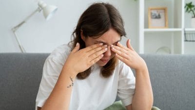 डोळ्यांची आग आणि जळजळ होतेय? ‘हे’ घरगुती उपाय देतील आराम