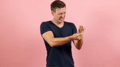 थंडीत सांधेदुखीमुळे चालणे-फिरणे कठीण झालंय? आराम मिळवण्यासाठी करा ‘हे’ उपाय