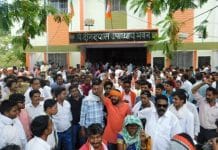 angered-by-cut-ticket-supporters-of-bodh-singh-bhagat-locked-the-bjp-office-in-mp