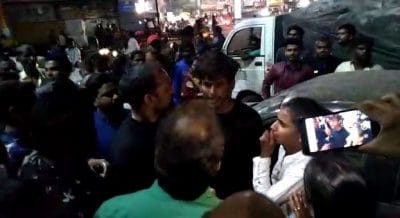 नशे में धुत कार सवार लड़के-लड़कियों ने जमकर मचाया उत्पात, चार लोगों को मारी टक्कर