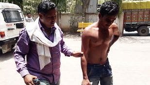 दोस्त की नई दुल्हन का फोटो खींचना पड़ा मंहगा, बारातियों ने पीटा ,कपड़े फाड़े अर्धनग्न कर घुमाया