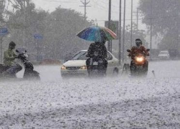 चक्रवाती तूफान महा के असर से छाए बादल, गरज चमक की स्थिति