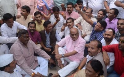 अन्दर जाने से रोका तो नाराज हुए पूर्व विधायक, बैठ गए धरने पर