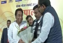 congress-minister-late-bjp-leader-welcomed-cm-kamalnath-in-bhopal