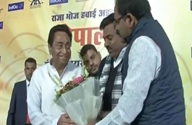 congress-minister-late-bjp-leader-welcomed-cm-kamalnath-in-bhopal