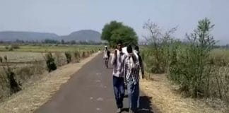 carrying-dead-body-to-6-km-on-the-shoulder-not-getting-ambulance-in-dindori