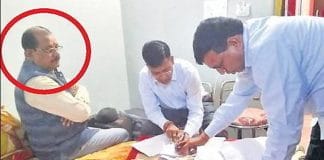 nivadi-panchayat-cmo-caught-to-settle-government-files-in-back-date-in-lodge-