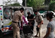 sub-inspector-help-old-voter-for-voting-in-bhopal-tt-nagar