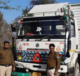 अवैध शराब से भरा कंटेनर पुलिस ने पकड़ा, 4 लाख की अवैध अंग्रेजी शराब बरामद