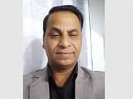 सरकारी स्कूल में बांटी वीर सावरकर की फोटो वाली कॉपियां, प्राचार्य निलंबित