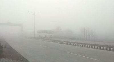 सुबह छाया घना कोहरा, ओस जमने से हरे-भरे खेत हो गए सफेद