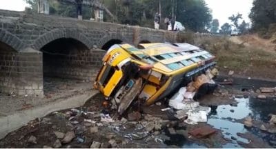 हादसा : अनियंत्रित होकर नदी में जा गिरी 40 यात्रियों से भरी बस, कई घायल
