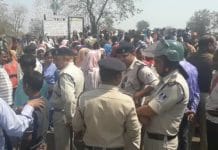 Contractor-firing-in-jabalpur-villagers-protested