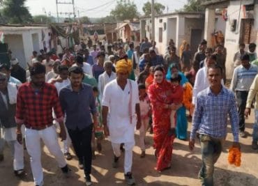 MP चुनाव : दिग्विजय सिंह की जगह बहू ने संभाला मोर्चा, पति जयवर्धन के लिए मांगे जनता से वोट