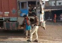 mp-policemen-beat-truck-driver-