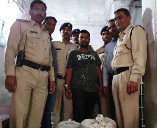 police-arrest-liquor-peddler-in-jablapur