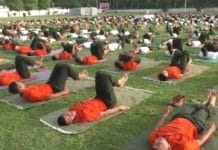 -Army-jawans-and-officials-have-done-yoga-with-family