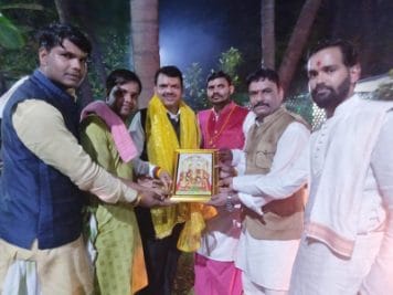 क्या फडणवीस को मिला मां बगलामुखी का आशीर्वाद, वायरल हो रही यह फोटो