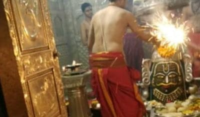 महाकाल के गर्भगृह में फुलझड़ी जलाकर मनाई गई दीवाली