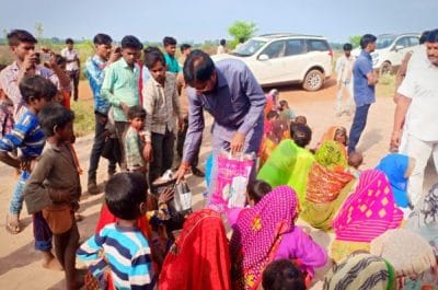 दिपावली पर विधायक की खास पहल, आदिवासियों की बस्तियों पहुंचकर दिए उपहार