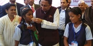 the-school-children-ate-the-food-to-Chief-Minister-Kamal-Nath-hands-see-video
