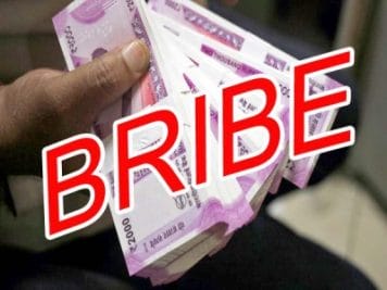 रिश्वत लेते डॉक्टर का वीडियो वायरल, डिलीवरी कराने के लिए मांगे पैसे