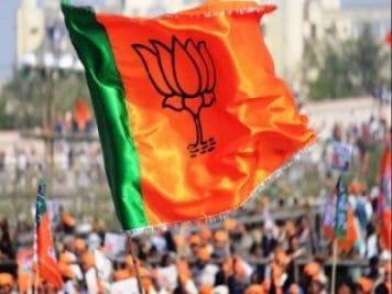 CM के गृह जिले में नोट बांटते हुए पकड़ाया BJP कार्यकर्ता, 90 हजार रुपए जब्त