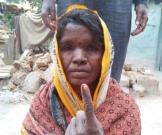 MP : लोकतंत्र के प्रति मुनिया बाई ने पेश की मिसाल, मतदान के बाद किया पति का अंतिम संस्कार