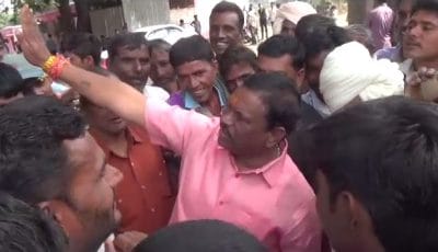 सांसद ने भगवान की कसम खाई, तब माने नाराज वोटर, देखिये वीडियो