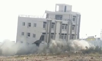 10 सेकंड में विस्फोटक से उड़ाई 4 मंज़िला अवैध इमारत, देखें वीडियो