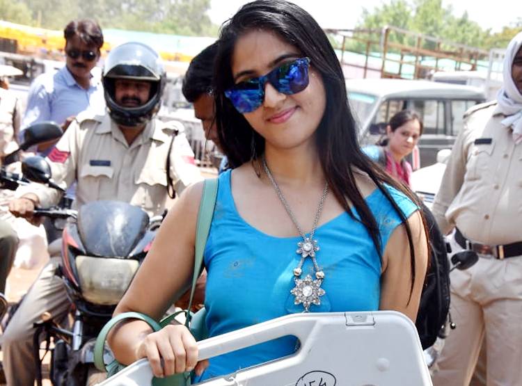 à¤ªà¥à¤²à¥ à¤¸à¤¾à¤¡à¤¼à¥ à¤à¥ à¤¬à¤¾à¤¦ à¤à¤¬ à¤¨à¥à¤²à¥ à¤¡à¥à¤°à¥à¤¸ à¤µà¤¾à¤²à¥ à¤ªà¥à¤²à¤¿à¤à¤ à¤à¤«à¤¸à¤° à¤à¥ à¤§à¥à¤® 